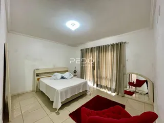 Quarto com cama e janela em um imóvel.