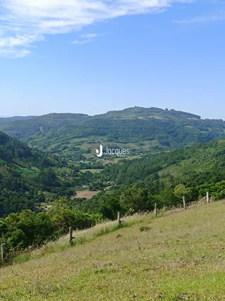 Paisagem de colinas arborizadas com vegetação densa no interior do Brasil.