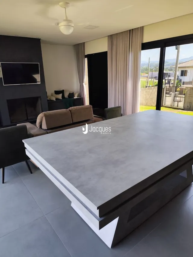 Sala de estar com sofá e lareira em um imóvel no Brasil.