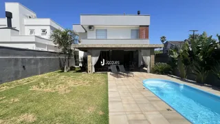 Fachada de uma casa moderna em Lajeado, Brasil, com piscina e jardim.