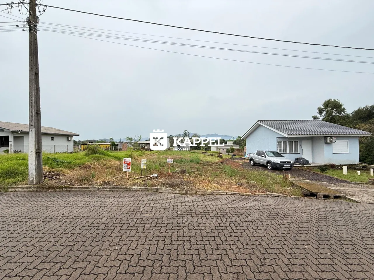 Foto da fachada de uma casa em Lajeado, Brasil, com paisagem rural ao fundo.