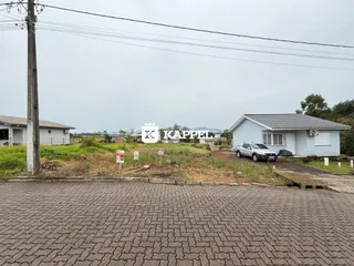 Foto da fachada de uma casa em Lajeado, Brasil, com paisagem rural ao fundo.