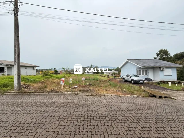 Foto da fachada de uma casa em Lajeado, Brasil, com paisagem rural ao fundo.