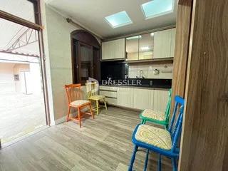 Interior da cozinha com armários e piso de madeira.