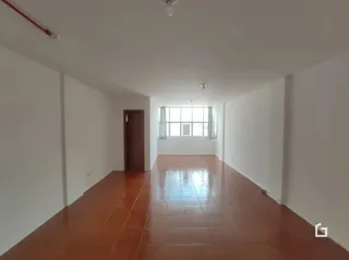 Corredor com piso de cerâmica no interior da residência.