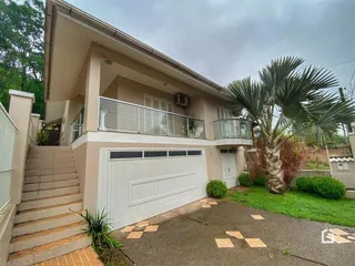 Fachada de uma casa residencial em Lajeado, Brasil, com garagem e varanda.