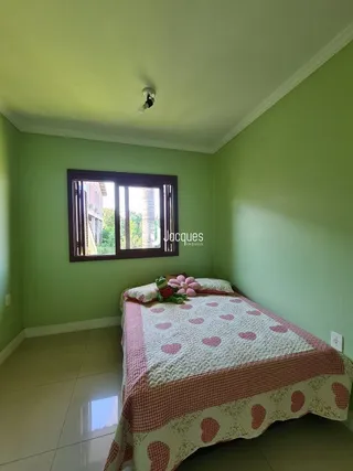 Quarto com cama e janela em sala.
