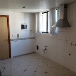 Ambiente interno com piso de cerâmica e janela em um imóvel.