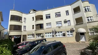 Fachada de um prédio residencial em Lajeado, Brasil, sob céu azul.