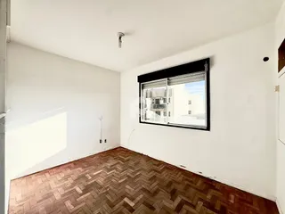 Sala de estar com piso de madeira no ambiente.