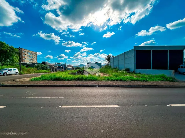 A fachada de um imóvel em Lajeado, Brasil, é vista sob um céu azul.