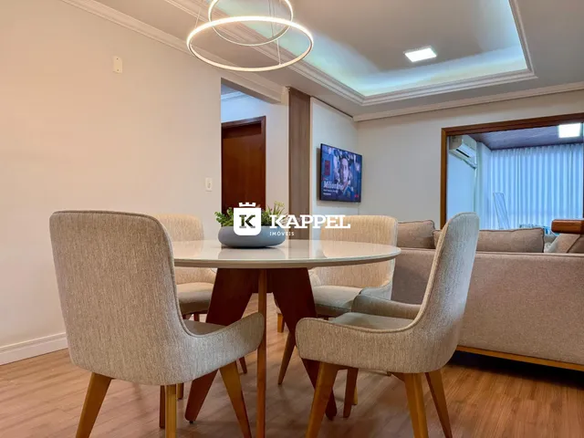 Foto de um ambiente de jantar com mesa e cadeiras em um apartamento.