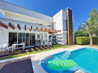 Fachada de uma residência com piscina e deck em Lajeado.
