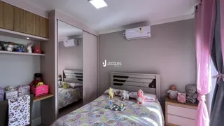 Quarto com cama e armário de madeira.