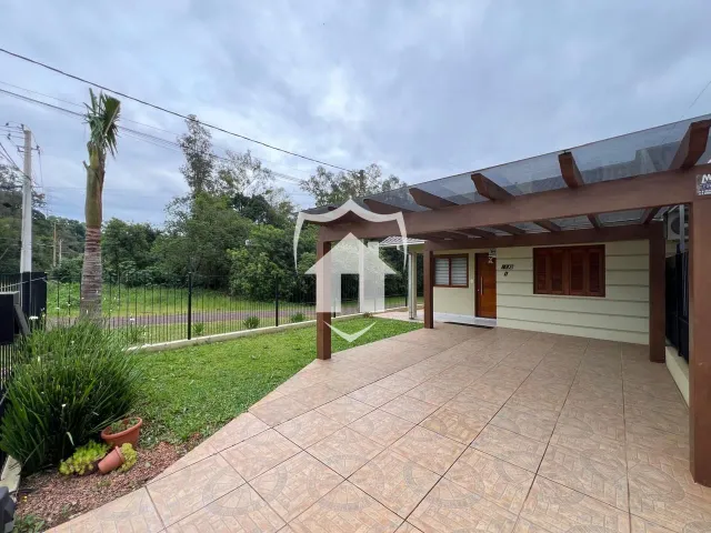 Vista externa de uma casa com área coberta e jardim em Lajeado, Brasil.
