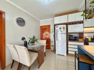 ambiente de jantar com mesa e cadeiras em um imóvel no Brasil