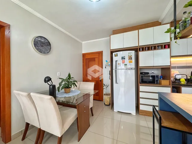 ambiente de jantar com mesa e cadeiras em um imóvel no Brasil