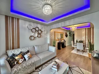 Sala de estar moderna com sofá e decoração de parede.