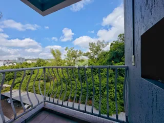 Vista da varanda com vegetação verde.