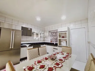 A mesa de jantar está decorada com um caminho floral na sala.