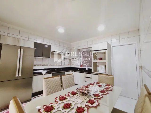 A mesa de jantar está decorada com um caminho floral na sala.