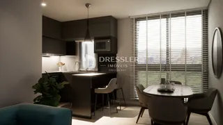 Ambiente interno de uma sala de estar com vista para a janela.