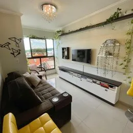 Sala de estar com sofá e janela de vista.
