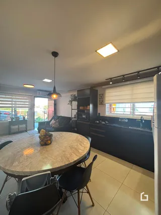 Uma mesa redonda de jantar com cadeiras está localizada em uma sala de jantar.