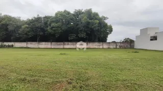 Vista externa de um terreno com gramado e muro de divisa em Lajeado.