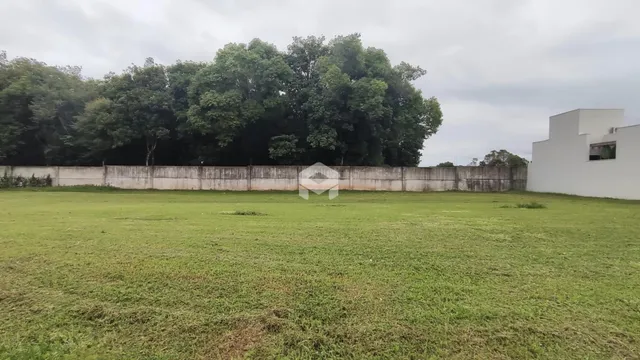 Vista externa de um terreno com gramado e muro de divisa em Lajeado.