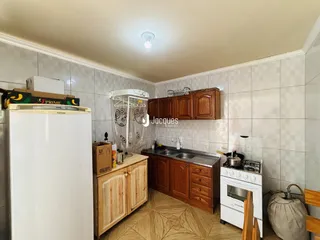 Foto de uma cozinha com armários de madeira e piso de madeira.