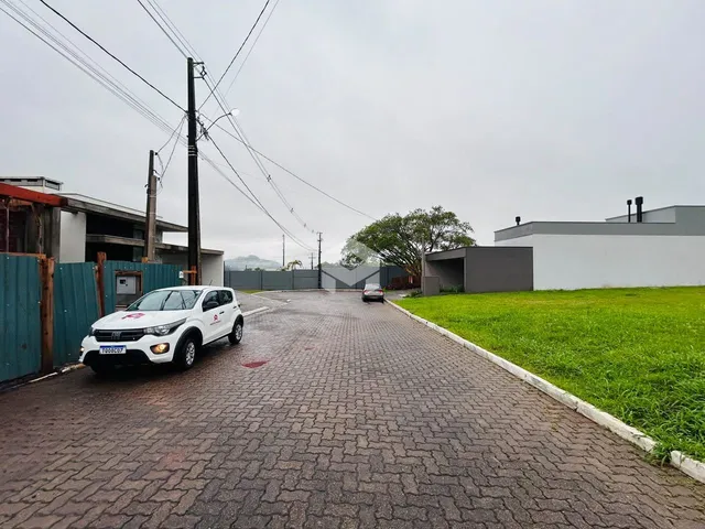 Vista da fachada de uma residência em Lajeado com área externa pavimentada.