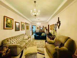 Foto da sala de estar de uma residência com decoração clássica.