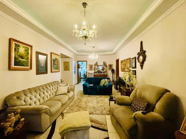Foto da sala de estar de uma residência com decoração clássica.