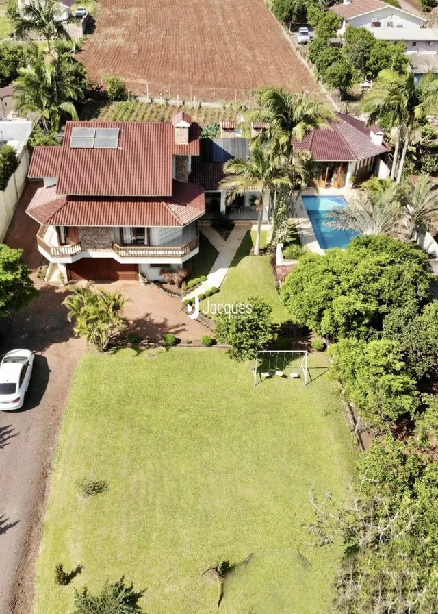 Vista externa de uma casa com jardim e piscina em Lajeado.