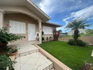 Fachada de uma residência com jardim em Lajeado, Brasil.