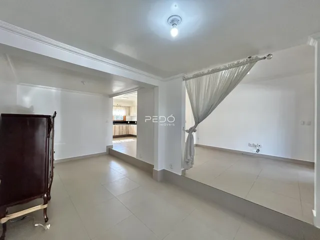 Hall de entrada com piso de cerâmica e parede branca em imóvel no Lajeado.