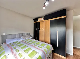 Quarto com cama e guarda-roupa de madeira na Lajeado.