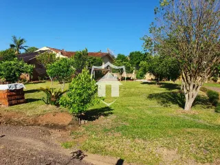 Vista externa de uma propriedade com jardim e árvores em Lajeado, Brasil.