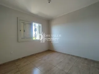 Foto de um cômodo interno com piso de cerâmica e janela.