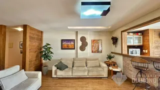 Sala de estar com sofá e piso de madeira clara.