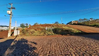 Vista da propriedade com terra e estrada no fundo.