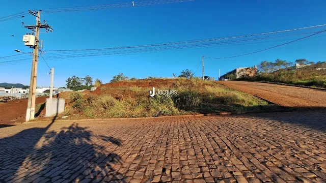 Vista da propriedade com terra e estrada no fundo.