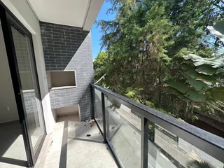 Vista externa com grade de metal na varanda de um imóvel em Lajeado.