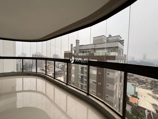 Vista de edifícios residenciais em Lajeado, Brasil, vista de uma varanda.
