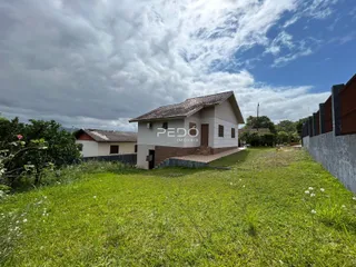 Vista externa de uma casa com gramado verde em Lajeado, Brasil.