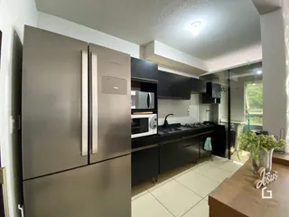 Cozinha moderna com armários e eletrodomésticos de aço inoxidável.