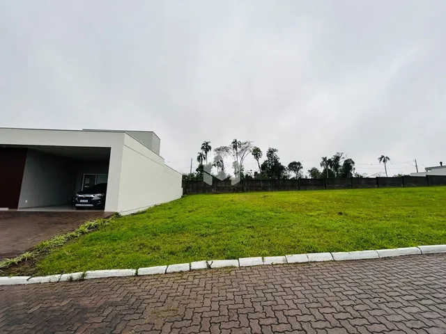 Vista da fachada de uma residência com jardim gramado.