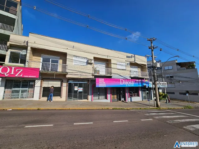 Fachada de um prédio comercial na rua em Lajeado, Brasil.