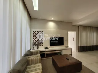 Sala de estar com cortinas brancas e decoração moderna.